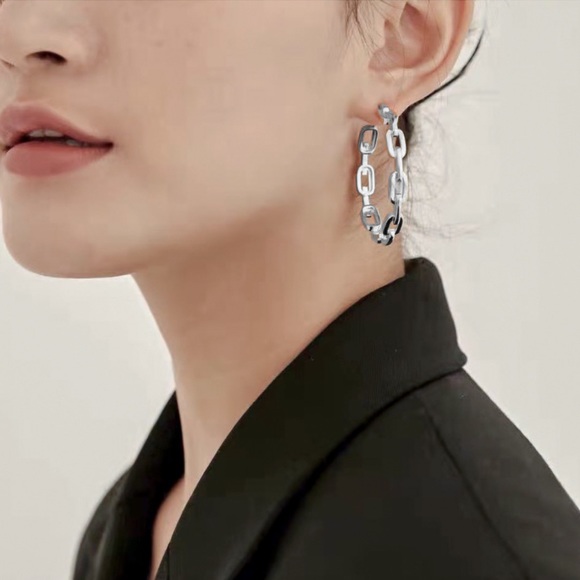 2/$20!  Silver Chainlink Hoop Earrings - Picture 2 of 7